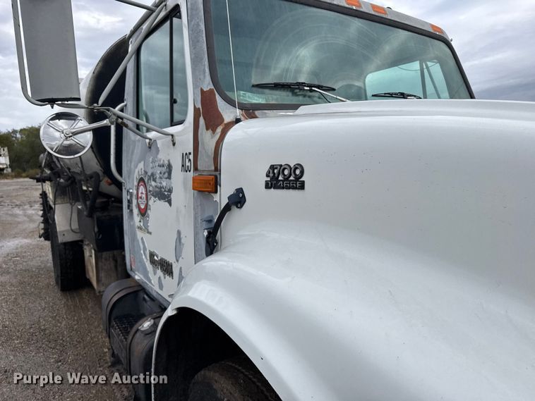 image for item EU6277 1997 International 4700  oil distributor truck