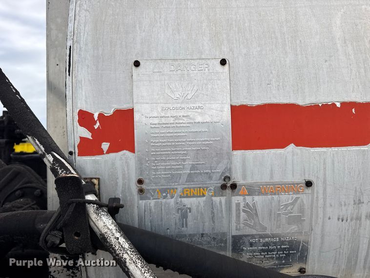 image for item EU6277 1997 International 4700  oil distributor truck