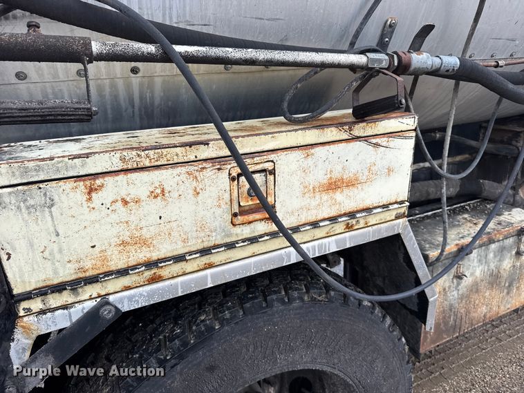 image for item EU6277 1997 International 4700  oil distributor truck