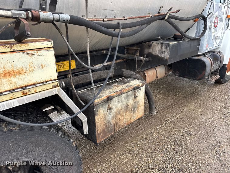 image for item EU6277 1997 International 4700  oil distributor truck