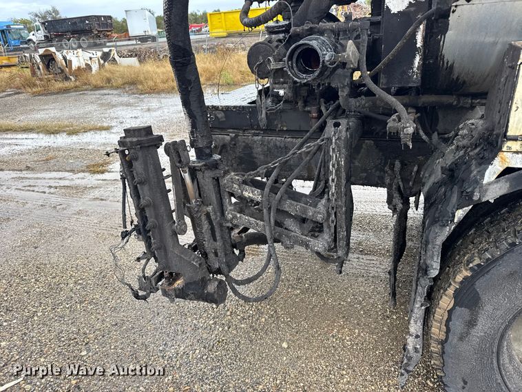 image for item EU6277 1997 International 4700  oil distributor truck