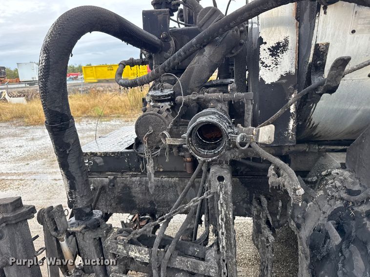 image for item EU6277 1997 International 4700  oil distributor truck