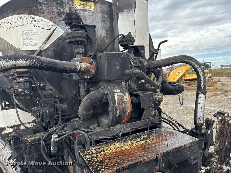 image for item EU6277 1997 International 4700  oil distributor truck