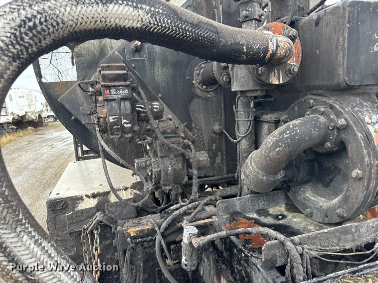 image for item EU6277 1997 International 4700  oil distributor truck