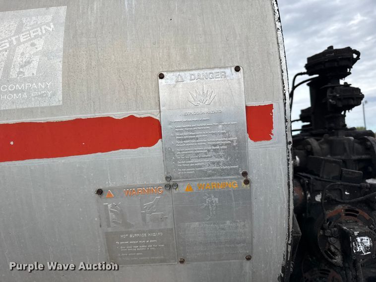 image for item EU6277 1997 International 4700  oil distributor truck