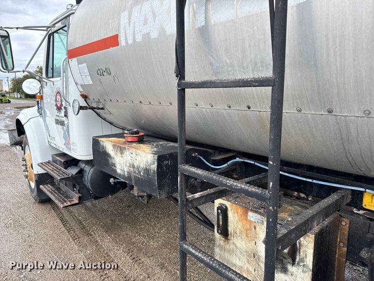 image for item EU6277 1997 International 4700  oil distributor truck