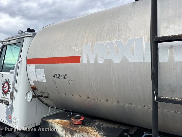 image for item EU6277 1997 International 4700  oil distributor truck