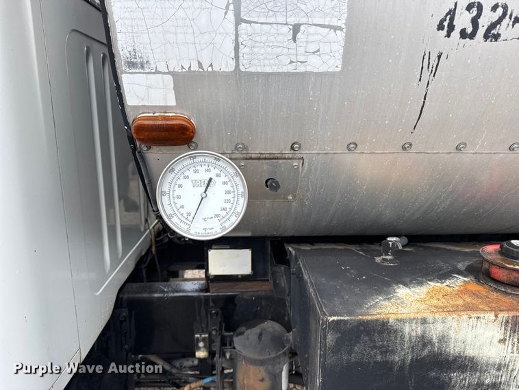 image for item EU6277 1997 International 4700  oil distributor truck