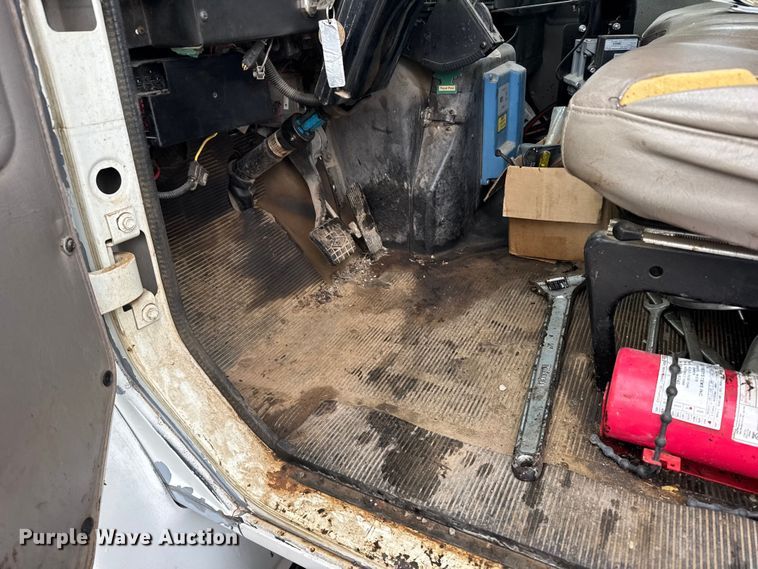 image for item EU6277 1997 International 4700  oil distributor truck