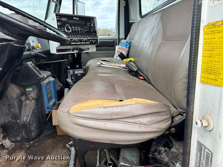 image for item EU6277 1997 International 4700  oil distributor truck