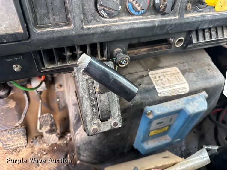 image for item EU6277 1997 International 4700  oil distributor truck