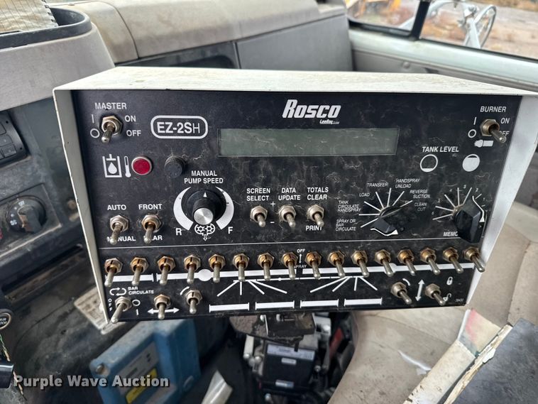 image for item EU6277 1997 International 4700  oil distributor truck