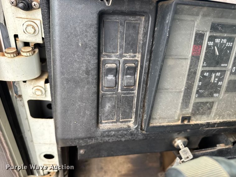 image for item EU6277 1997 International 4700  oil distributor truck