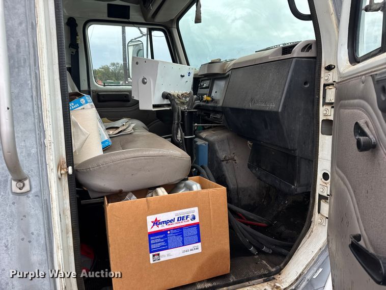 image for item EU6277 1997 International 4700  oil distributor truck