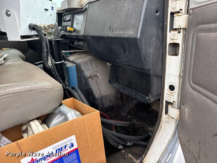 image for item EU6277 1997 International 4700  oil distributor truck