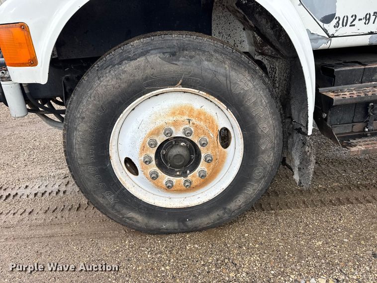 image for item EU6277 1997 International 4700  oil distributor truck