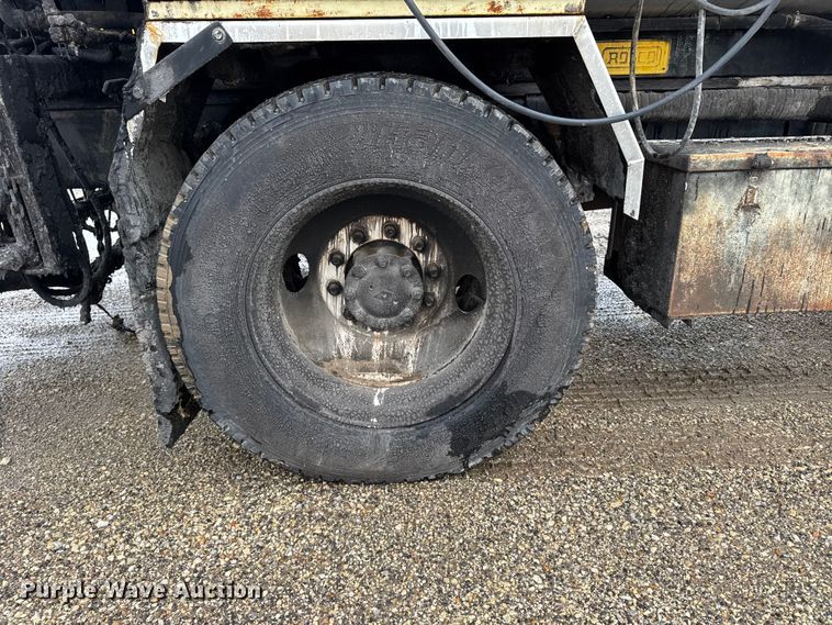 image for item EU6277 1997 International 4700  oil distributor truck