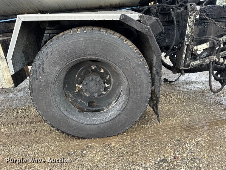 image for item EU6277 1997 International 4700  oil distributor truck