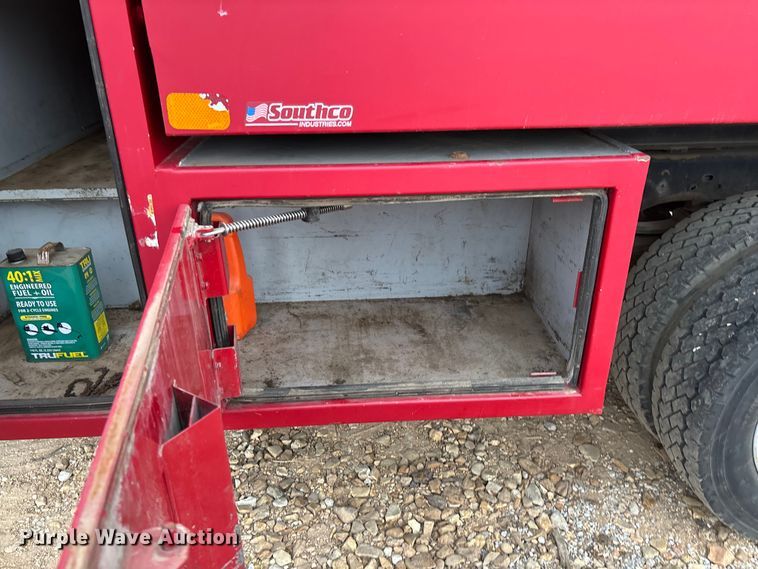 image for item EV3218 2011 Ford F550 Super Duty chipper truck