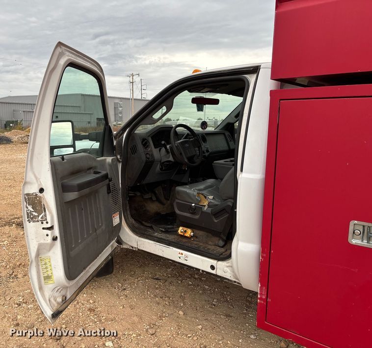 image for item EV3218 2011 Ford F550 Super Duty chipper truck