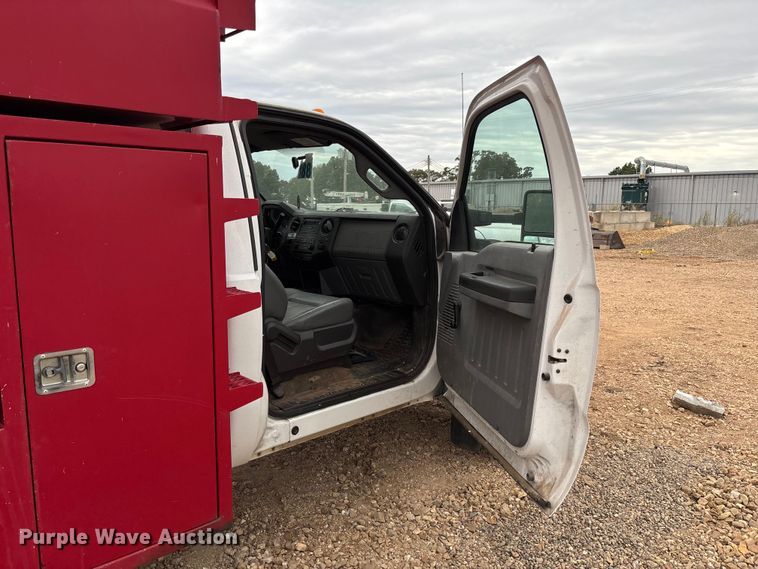 image for item EV3218 2011 Ford F550 Super Duty chipper truck