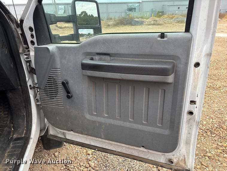 image for item EV3218 2011 Ford F550 Super Duty chipper truck