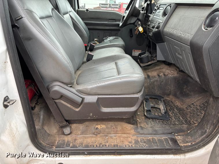 image for item EV3218 2011 Ford F550 Super Duty chipper truck