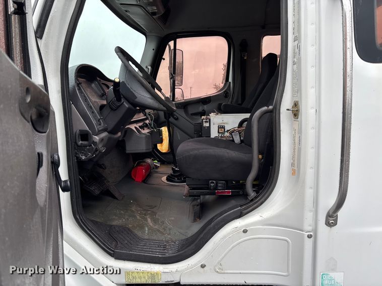 image for item EV3220 2007 Freightliner M2 utility / service truck