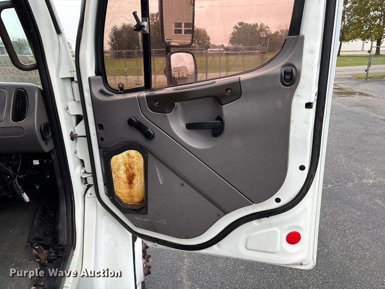 image for item EV3220 2007 Freightliner M2 utility / service truck