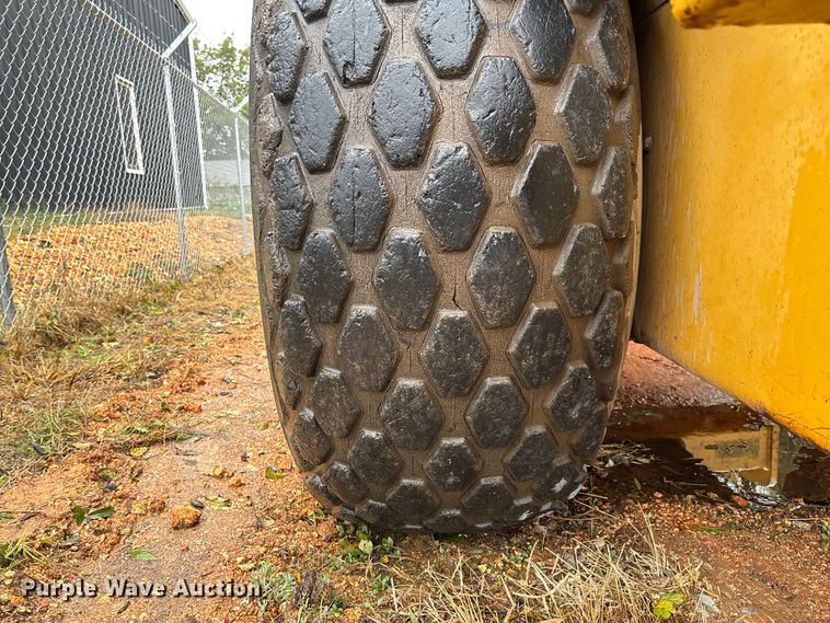 image for item EV3225 2003 Caterpillar CS-563E single drum vibratory roller