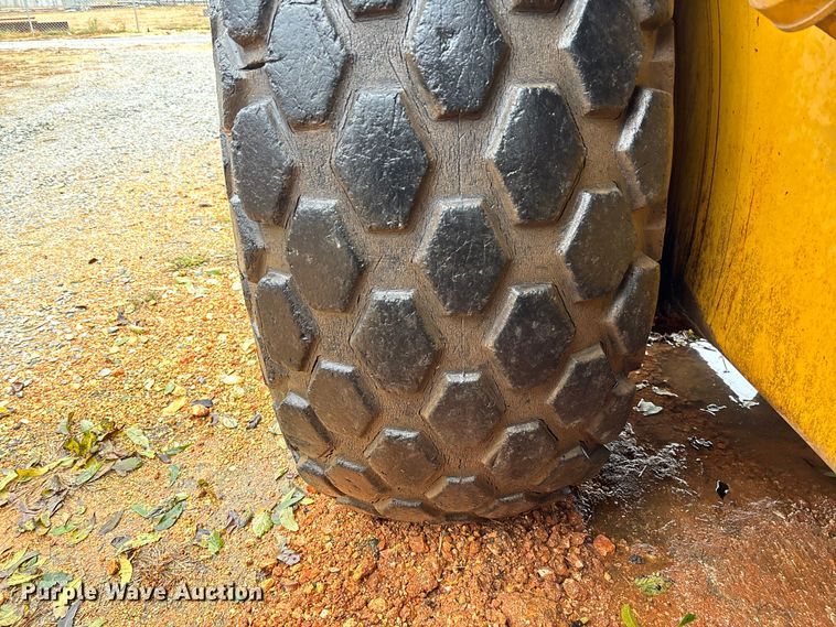 image for item EV3225 2003 Caterpillar CS-563E single drum vibratory roller