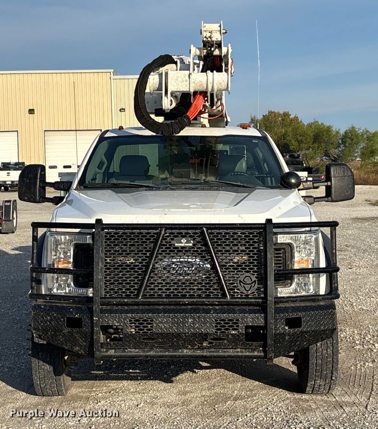 CAMIóN CON CANASTILLA 2019 FORD ALTEC