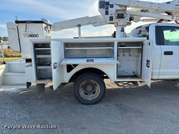 image for item EV3229 2019 Ford F550 bucket truck