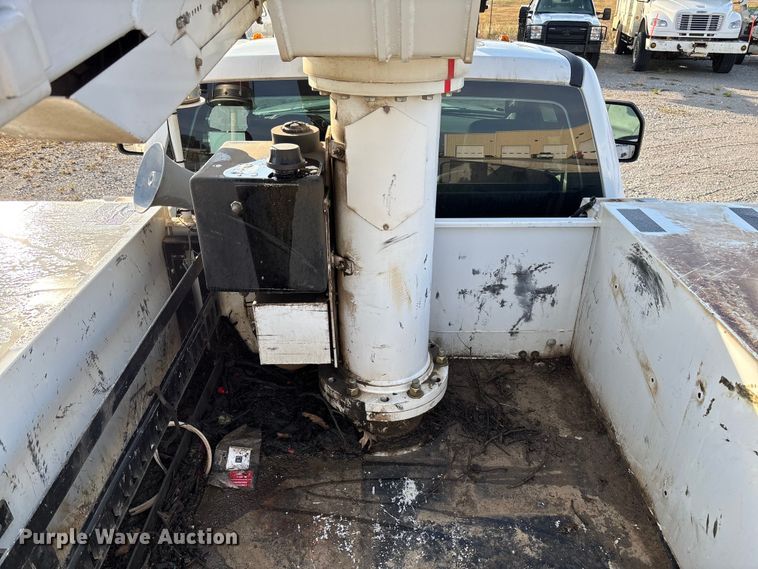 image for item EV3229 2019 Ford F550 bucket truck