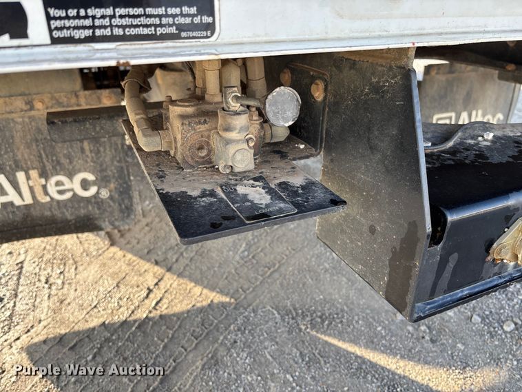 image for item EV3229 2019 Ford F550 bucket truck