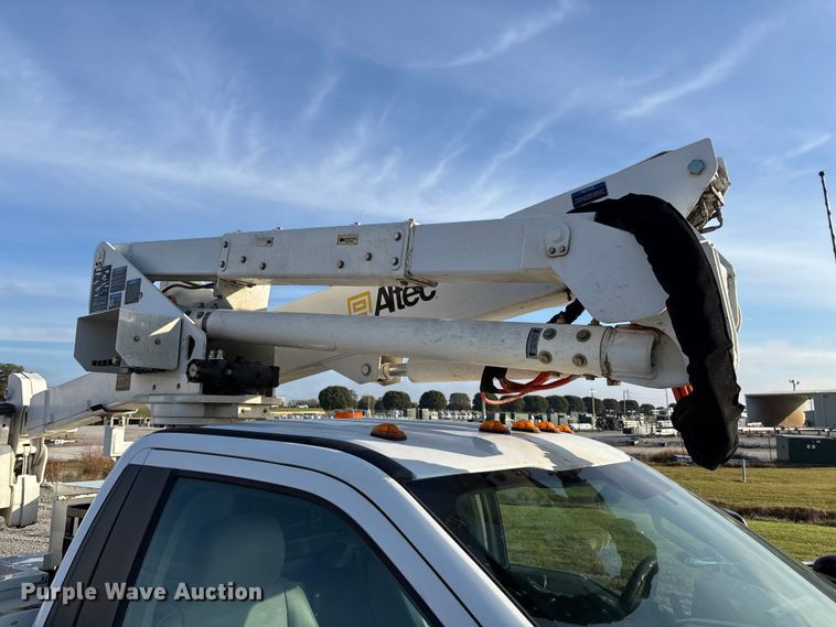 image for item EV3229 2019 Ford F550 bucket truck