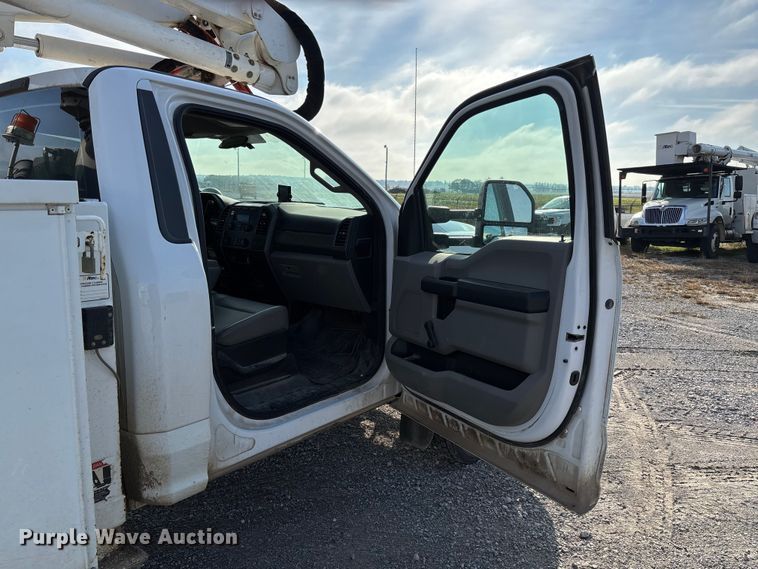 image for item EV3229 2019 Ford F550 bucket truck