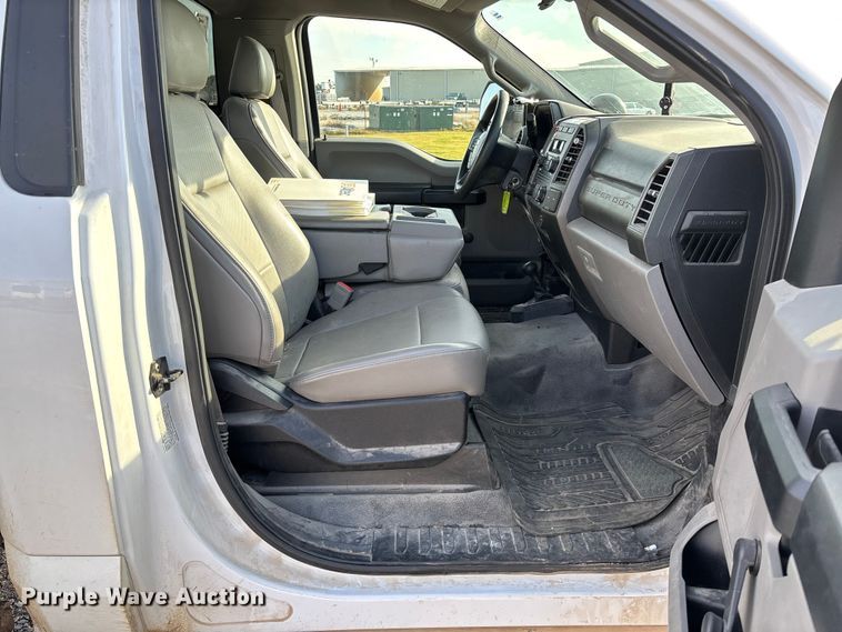 image for item EV3229 2019 Ford F550 bucket truck