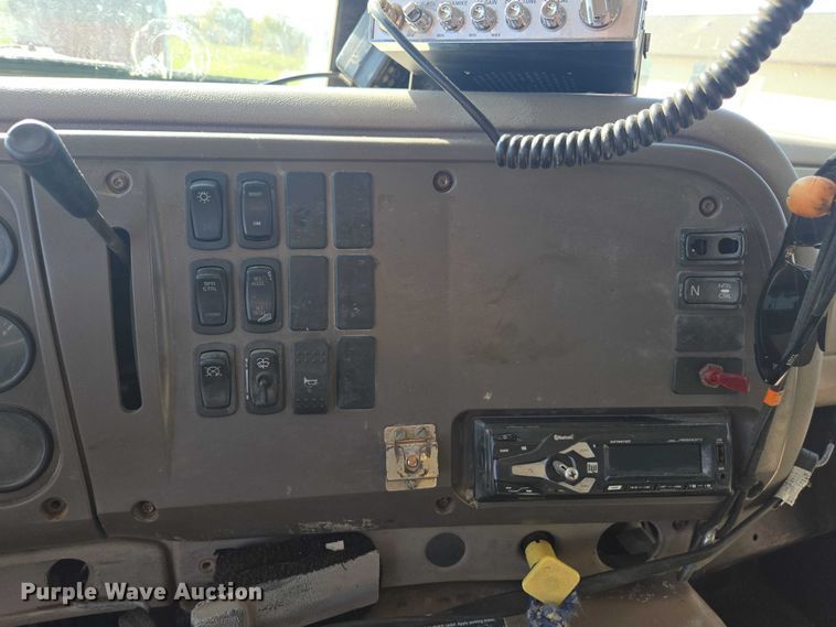 image for item EV5473 2005 Mack CV dump truck