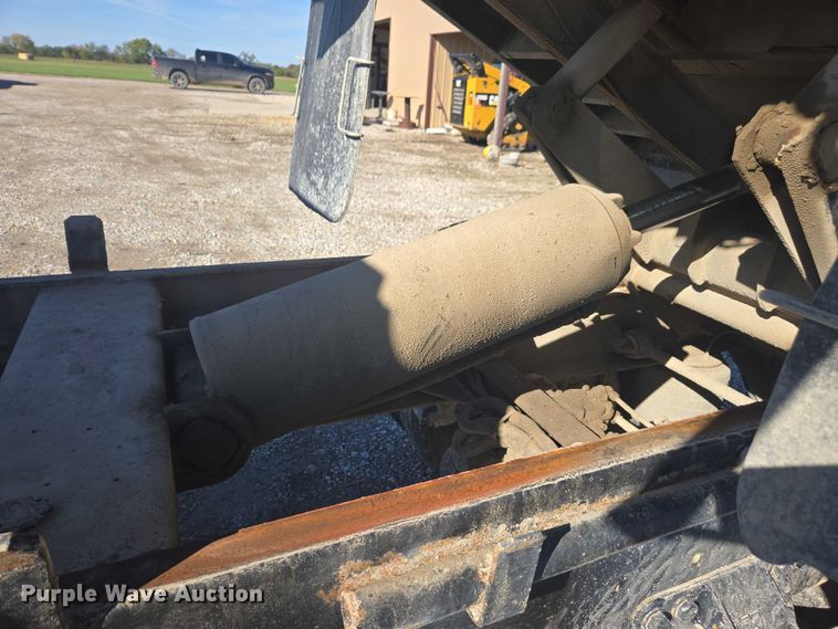 image for item EV5475 2001 Kenworth T300 dump truck