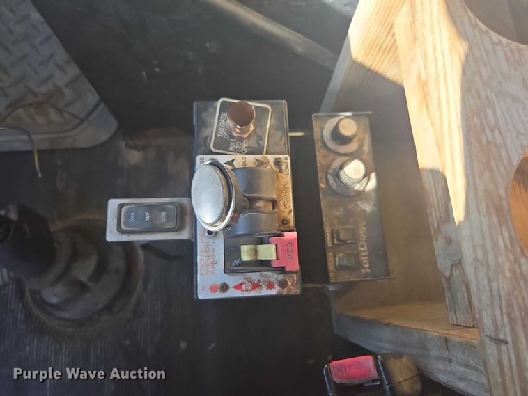 image for item EV5475 2001 Kenworth T300 dump truck