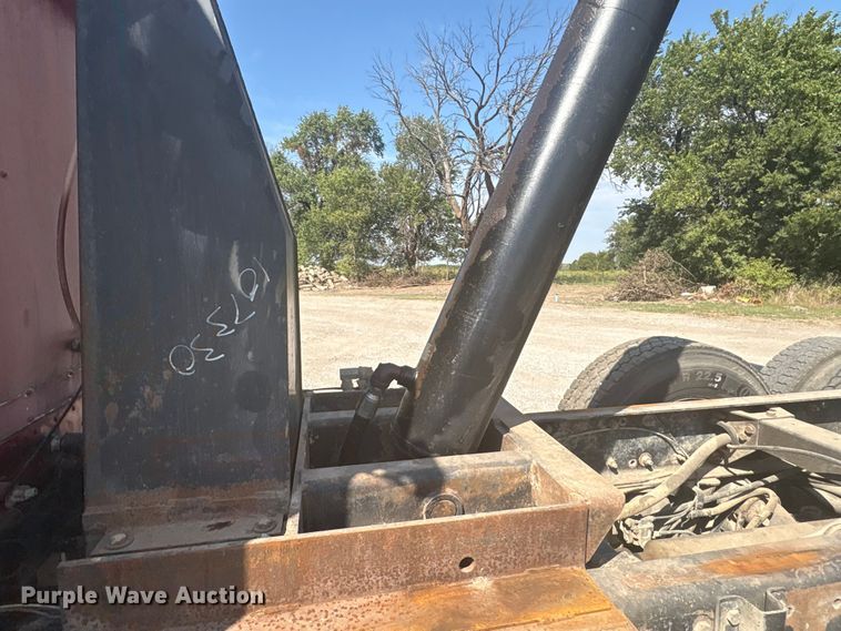 image for item FI0008 1993 Peterbilt 379 dump truck