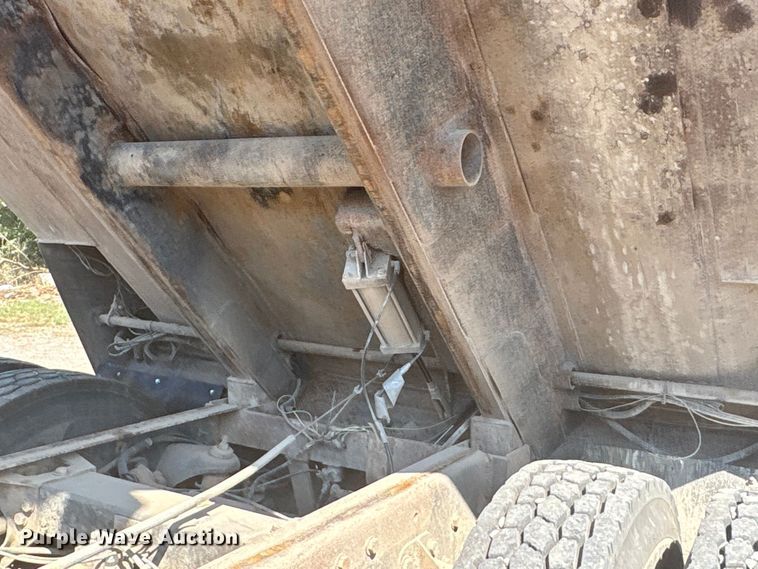 image for item FI0008 1993 Peterbilt 379 dump truck