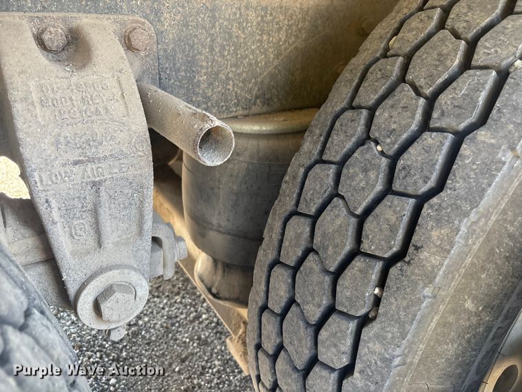 image for item FI0008 1993 Peterbilt 379 dump truck