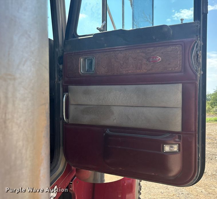 image for item FI0008 1993 Peterbilt 379 dump truck