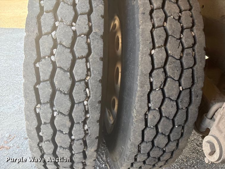 image for item FI0008 1993 Peterbilt 379 dump truck