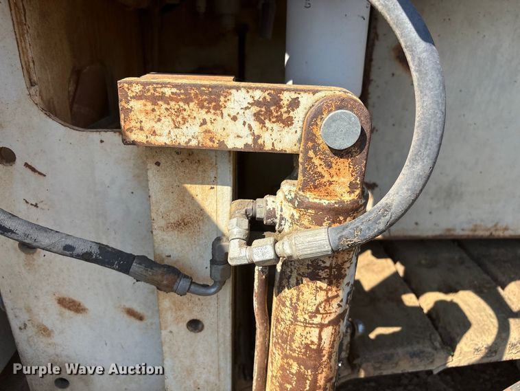 image for item FI0010 1996 Cedarapids CR361 paver