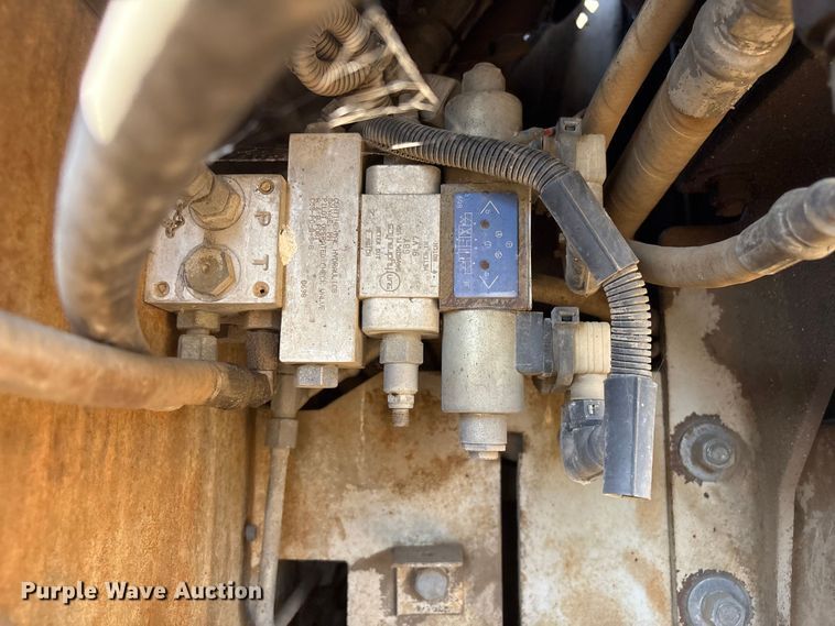 image for item FI0010 1996 Cedarapids CR361 paver