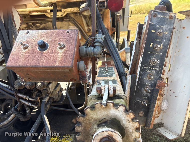 image for item FI0010 1996 Cedarapids CR361 paver