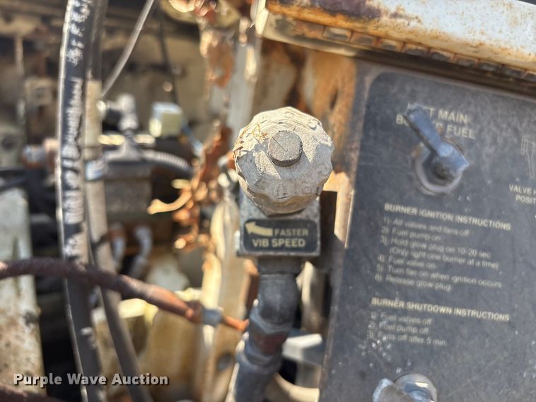 image for item FI0010 1996 Cedarapids CR361 paver